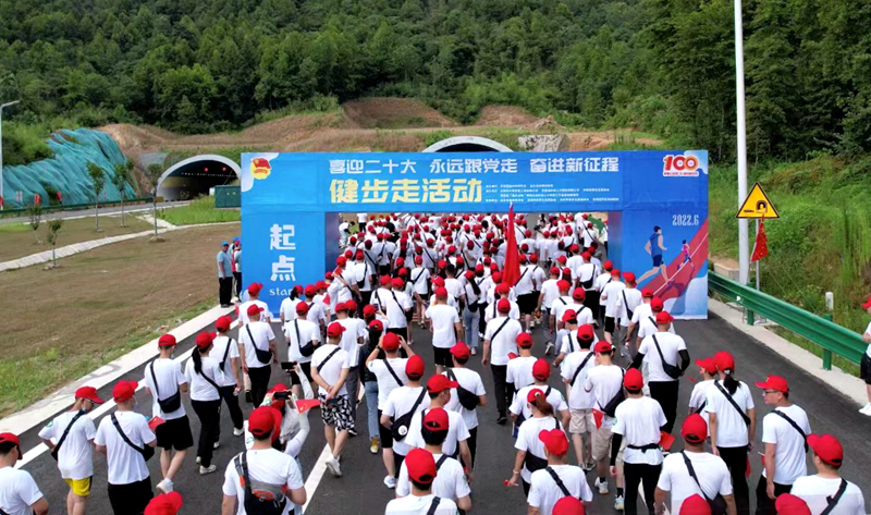 池州市團(tuán)委“喜迎二十大、奮進(jìn)新征程、永遠(yuǎn)跟黨走”健步走活動(dòng)在公司G318項(xiàng)目舉行6