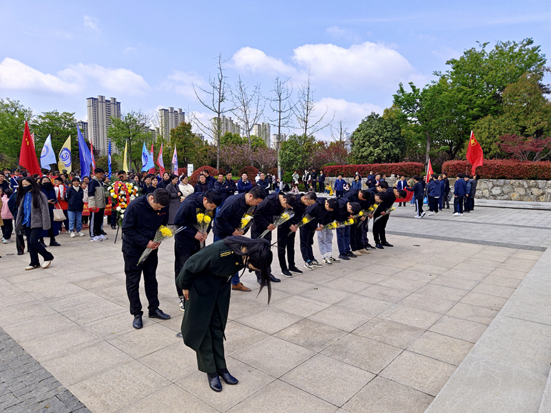 道路合周高速04標黨支部聯(lián)合阜南項目到阜陽市和平公園革命烈士紀念館開展“祭先烈 學黨史 悟思想 建新功”活動